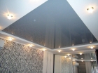 Серый глянцевый натяжной потолок