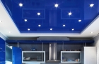 Синий глянцевый натяжной потолок
