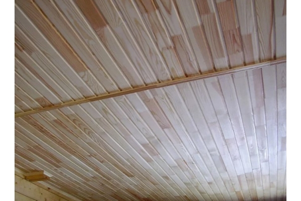 Общив потолка деревянной вагонкой с устройством каркаса