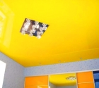Натяжной потолок желтый