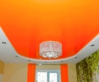 Натяжной потолок оранжевый