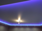 Натяжной потолок с подсветкой в спальню