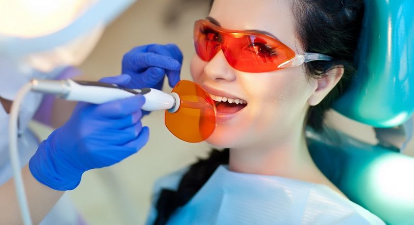 Первый шаг к Вашей ослепительной улыбке! Скидка 50% на профессиональную чистку зубов от стоматологического центра «Космодент».