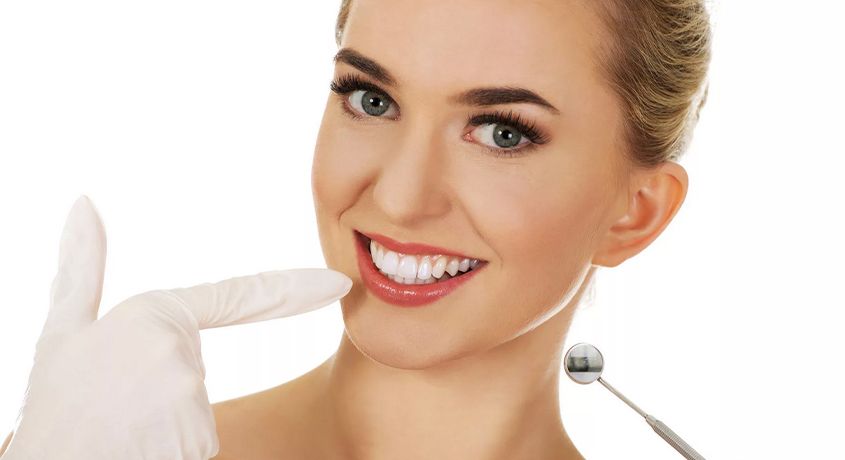 Первый шаг к Вашей ослепительной улыбке! Скидка 50% на профессиональную чистку зубов от стоматологического центра «Космодент».