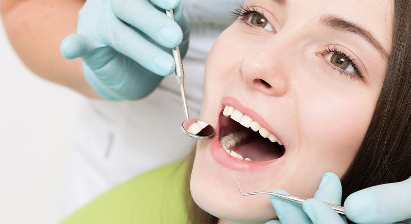 Бережное и эффективное удаление зубных отложений! Скидка 50% на комплекс УЗ чистки зубов + Air Flow от стоматологического кабинета «Трегубов».