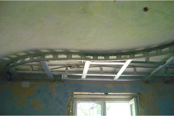 Монтаж потолка из гипсокартона с перепадом высот