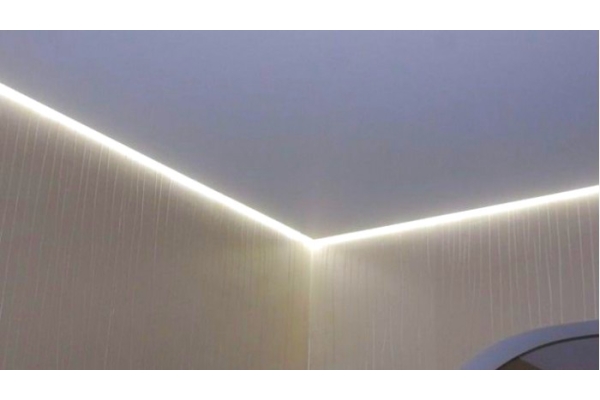 Парящий потолок с подсветкой периметра