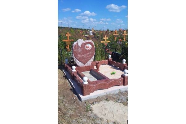 Гранитный памятник сердце на кладбище