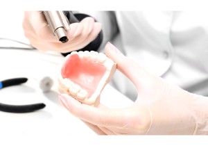 Замена или установка в протезе зуба из пластмассы импорт перелом