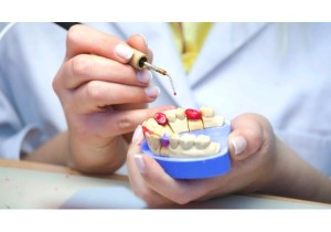 Замена или установка в протезе зуба из пластмассы импорт, перелом