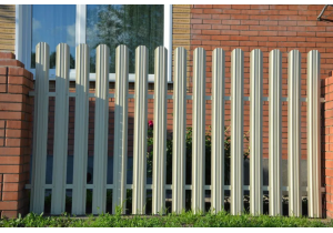 Забор из евроштакетника оцинкованный 2 м