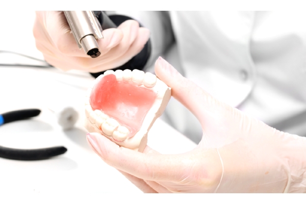 Замена или установка в протезе зуба из пластмассы импорт перелом