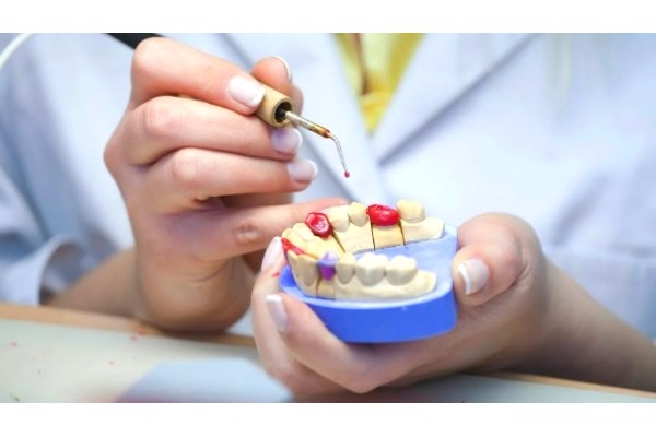 Замена или установка в протезе зуба из пластмассы импорт, перелом
