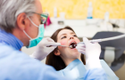Снятие над и поддесневых зубных  отложений ультразвуковым аппаратом  с зубов